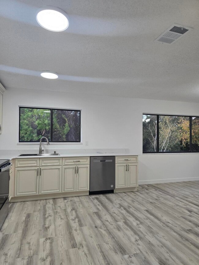 Building Photo - 1418 Paley Cir SE