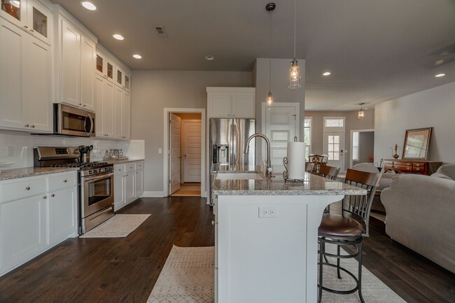 Building Photo - Immaculate 4 Bedroom Home with in Riverwal...