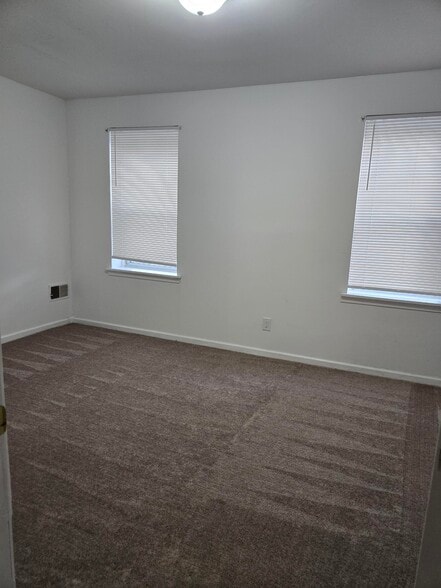 Master Bedroom - 1122 N Lombard St