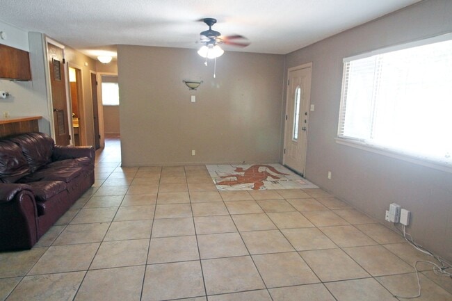 Building Photo - 5Bed/2.5bath with two kitchens, fenced yar...