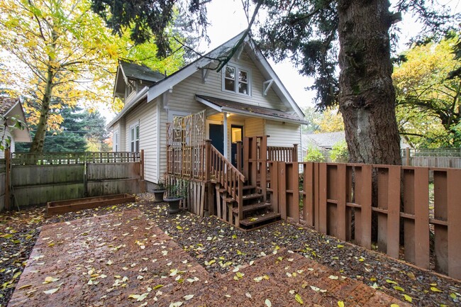 Building Photo - Cute St Johns Home with Updated Kitchen, F...