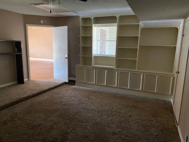 Building Photo - Lovely well cared for home on an extensive landscaped corner lot! Spacious family room with high ...