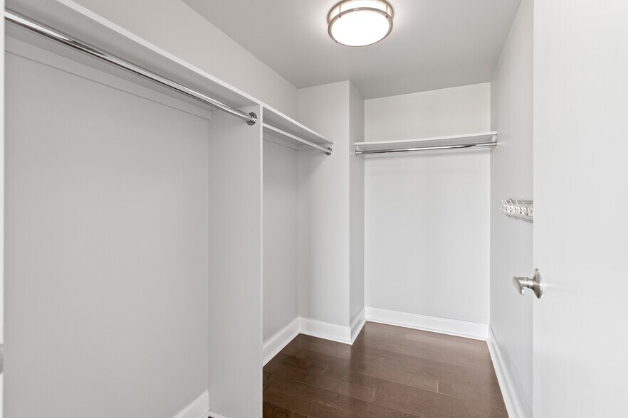 Building Photo - 250 E Harbortown Dr