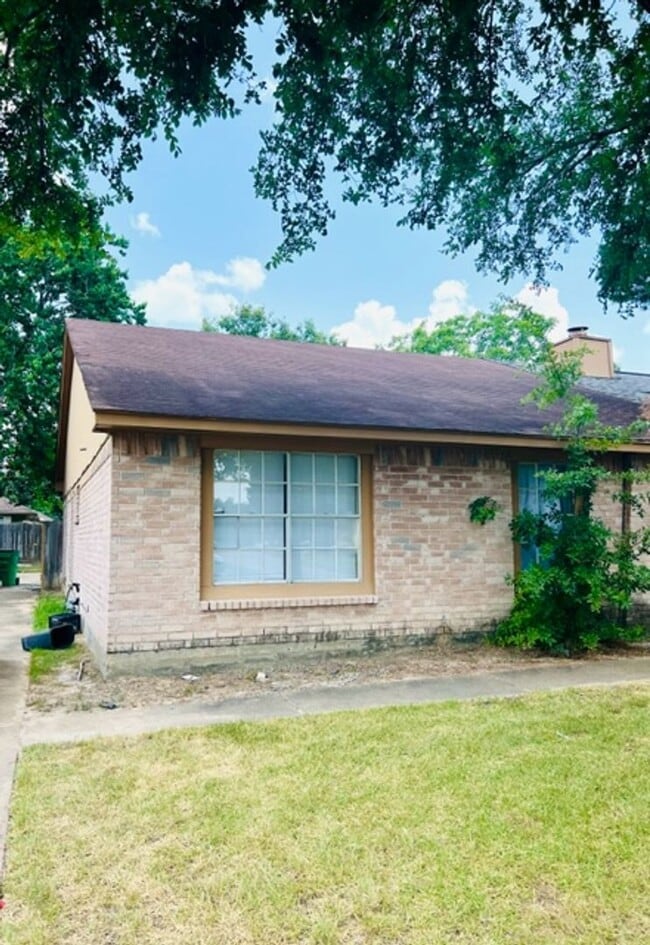 Building Photo - EFFICIENCY UNIT WITH TILE FLOORING THROUGHOUT