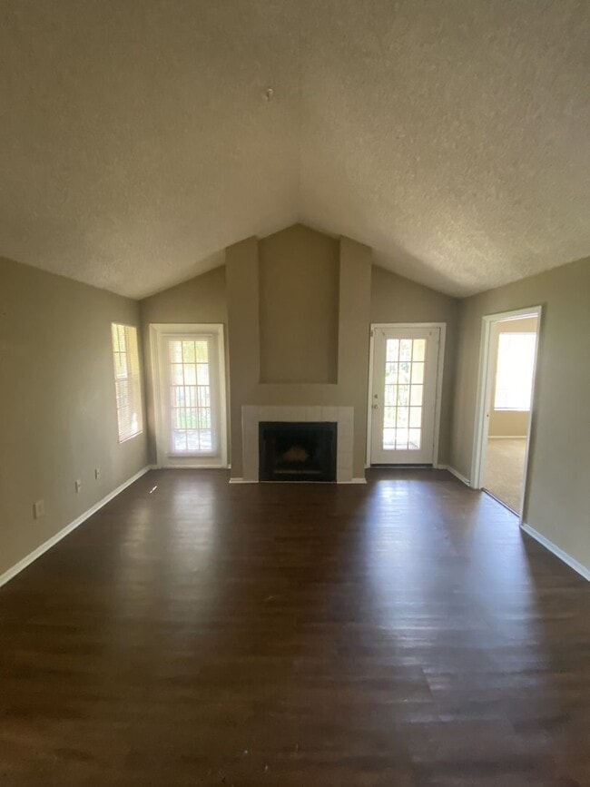 Building Photo - 2 BED 2 BATH MOVE IN NOW!!  TOP FLOOR $1,4...