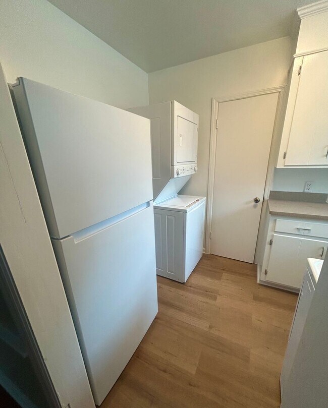 Building Photo - Quaint Downstairs 2 Bedroom