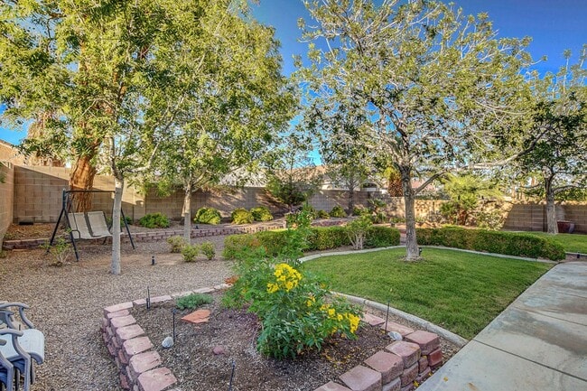 Building Photo - Gorgeous NW Single Story! 3 Car Garage! Serene Backyard.