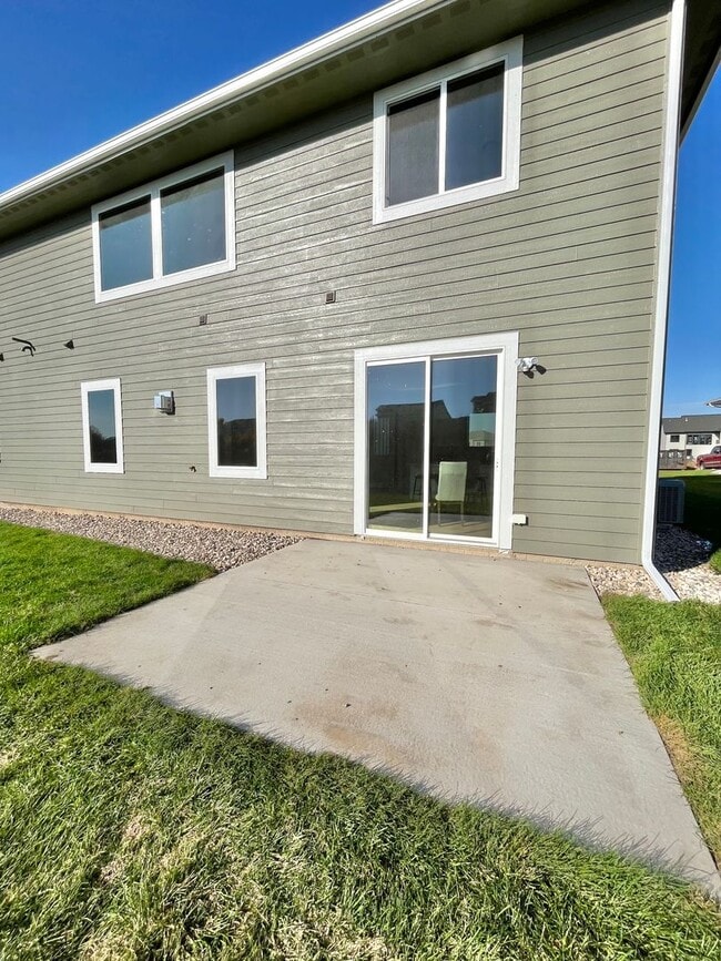 Building Photo - Stunning 5 Bed/2.5 Bath Townhome!