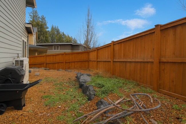 Building Photo - Adorable 2x2 with easy access to the river trails, and all utilities included!