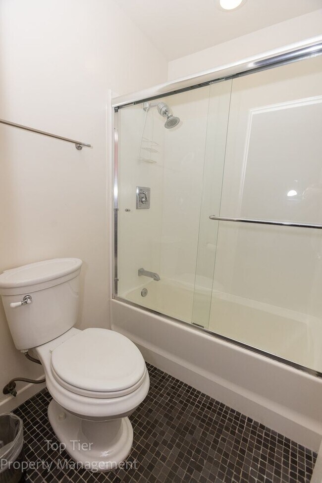 Building Photo - 2-bed, 2-bath 972sqft condo, walking distance to beach in Carlsbad Village, literally one block o...