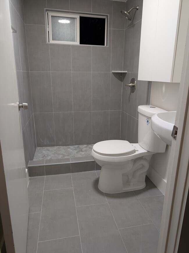 Building Photo - Menlo Studio