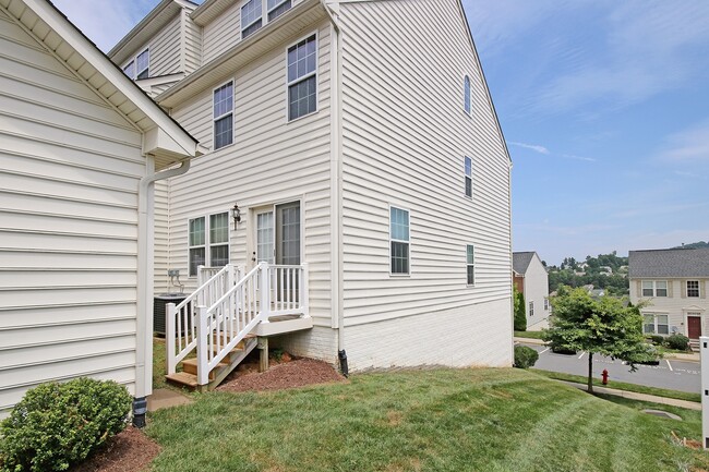 Building Photo - End-unit Pavilions at Pantops Townhome