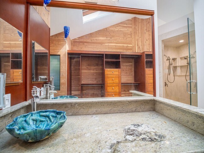 Building Photo - Beautiful Furnished, 2 Bed, 3 Bath, Gated ...