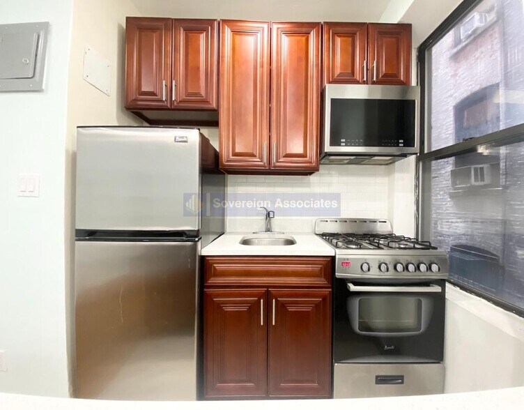 Building Photo - 240 W 104th St