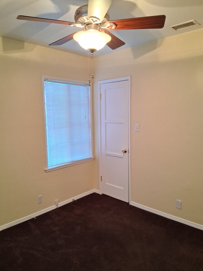 Building Photo - 2724 W Caldwell St