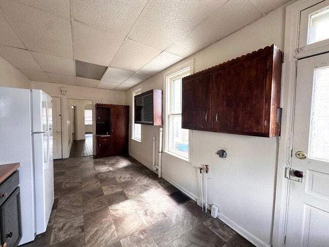 Building Photo - 4 Bedroom 1 Bathroom w/Garage in York City!