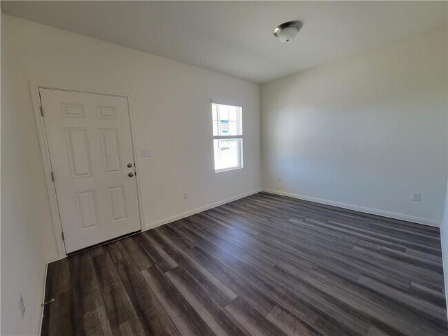 Building Photo - 421 Wren Ln