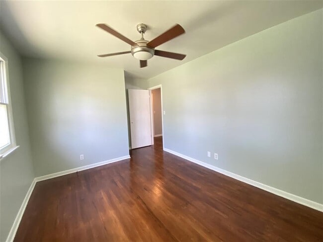 Building Photo - 2104 3rd St