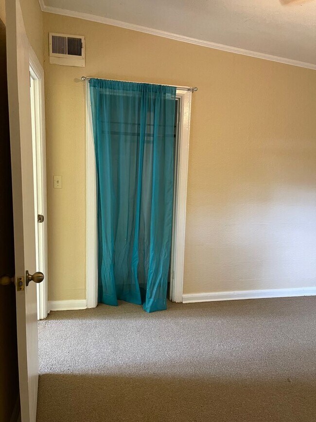 Building Photo - Two Bedroom One Bath in Normaltown