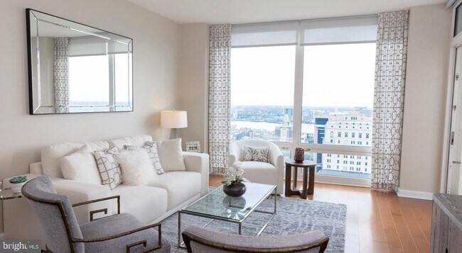 Building Photo - 207 W Washington Square