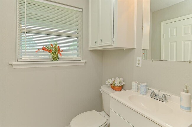 Building Photo - 8409 Bob White Dr