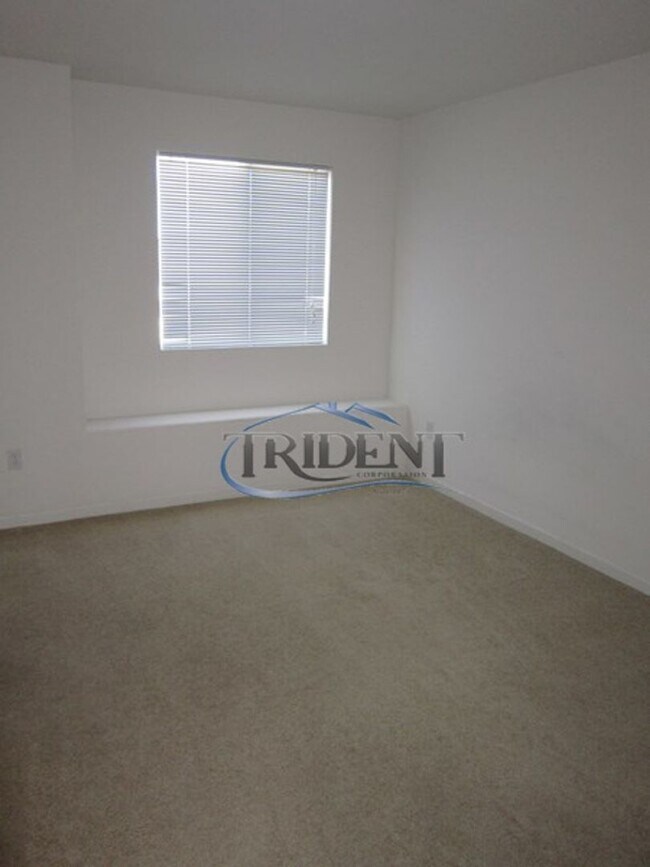 Building Photo - 4 bedroom, 3 bath house with approx. 2,183 sq. ft.