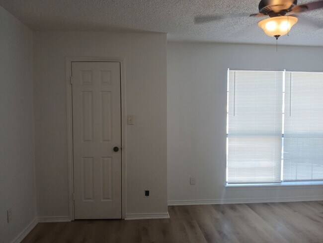 Building Photo - 1 Bed 1 Bath Condo in Dallas (All Electric)