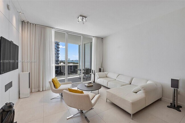 Building Photo - 15811 Collins Ave