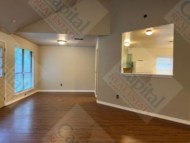 Building Photo - Charming 3 Bedroom