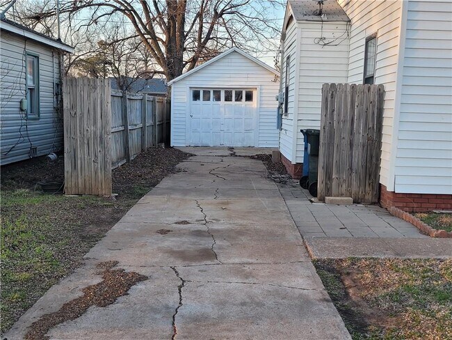 Building Photo - 309 E Fairchild Dr