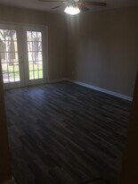 Building Photo - 10845 Eastwood Dr