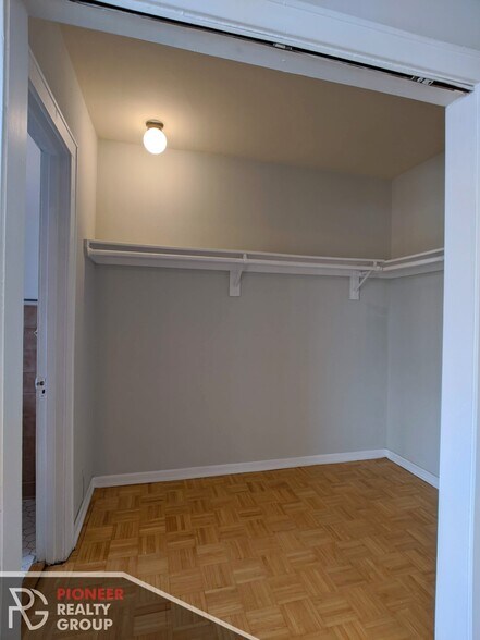 Building Photo - 717 W Belmont Ave