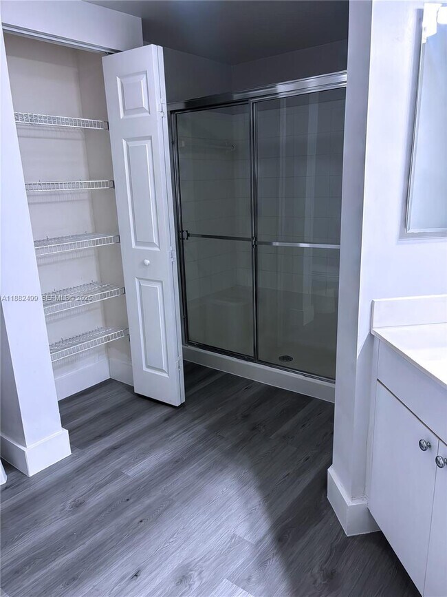 Building Photo - 17100 N Bay Rd