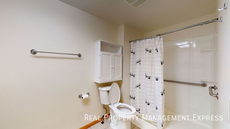 Building Photo - 2 Bed 1 Bath Twin Home