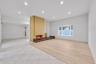 Building Photo - "Rare Single-Story Remodel: Modern 3BR End-Unit in University Park