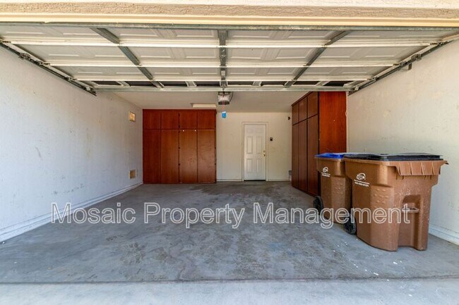 Building Photo - 389 E Angeline Ave