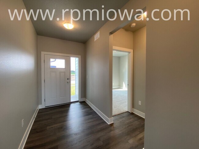 Building Photo - PRIME LOCATION!! 4 Bed, 2 Bath Ranch in Waukee