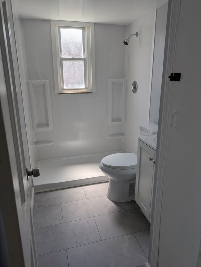 Building Photo - Spacious 5BR 2BA SFR w/ In-Unit W/D • Off Street Parking in Euclid