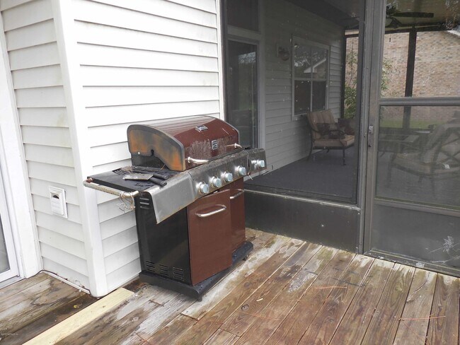 Building Photo - 2024 Hovington Cir W