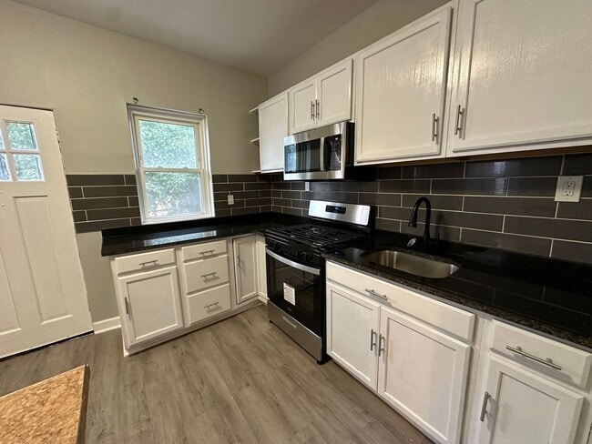 Building Photo - Experience comfort in three large, light-f...