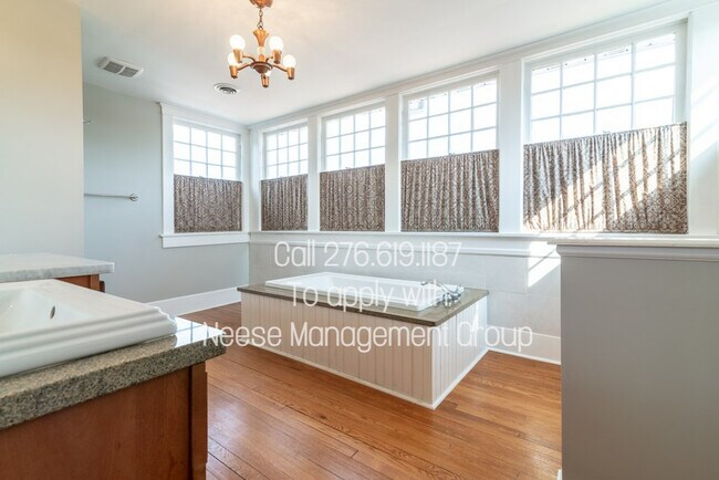 Building Photo - 809 Colonial Rd SW