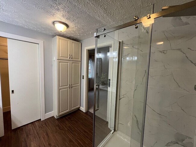 Building Photo - 301 S Village Dr