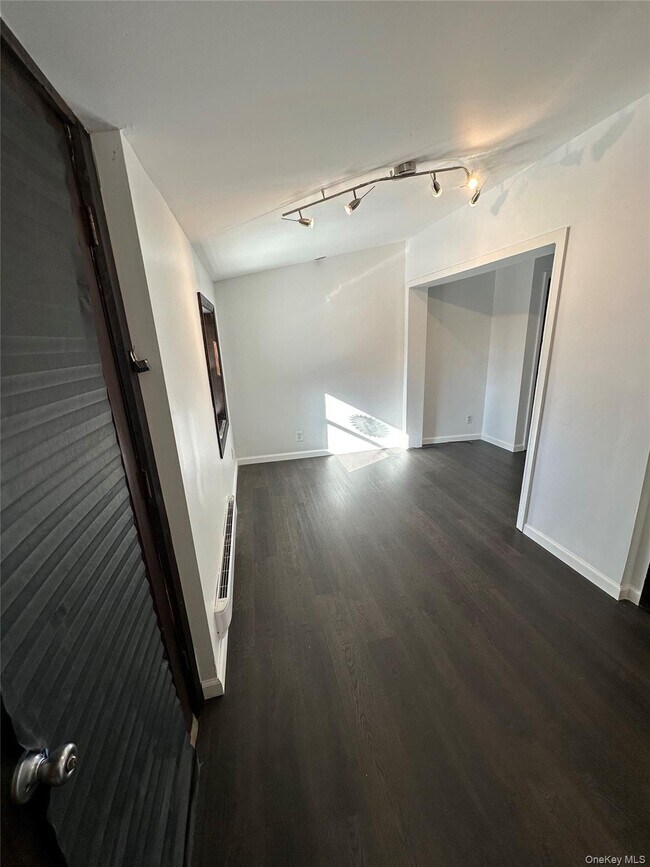 Building Photo - 69 Montrose Dr