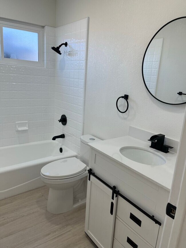 Building Photo - 784