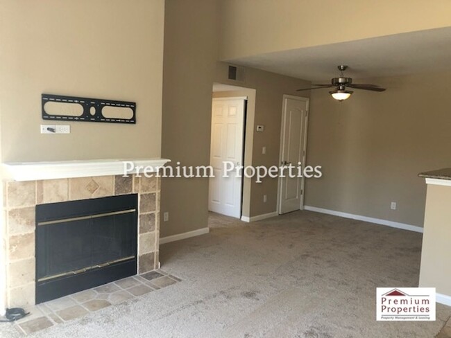 Building Photo - Move-in Ready 2BD/1BA Upper-Level, End Uni...