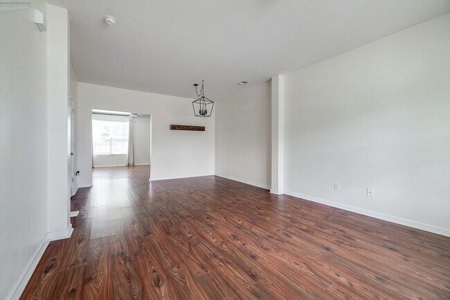 Building Photo - Spacious & Convenient