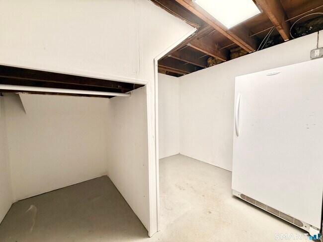 Building Photo - 36 Center Dr