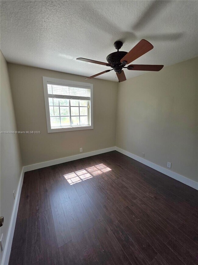 Building Photo - 584 Cambridge Dr