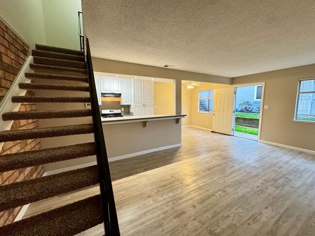 Building Photo - Cozy condo in Auburn