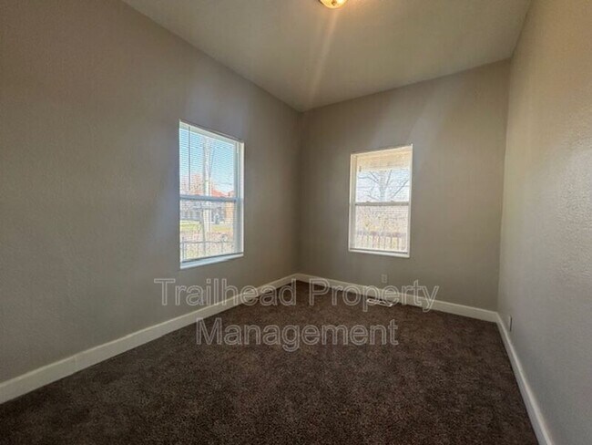 Building Photo - 616 N 10th St